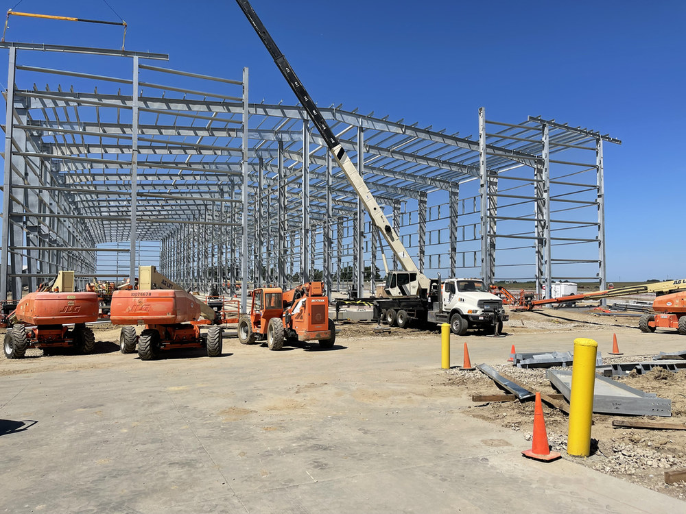 Steel frame erection with cranes and lifts